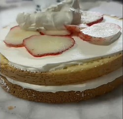 ケーキを作って、みんなでデコレーション